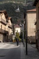 Leute, die im Frühling in Ordino die Straße entlang gehen, Andorra in der Py foto