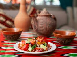 Tomate, Gurke, Süss Pfeffer und Zwiebel Salat, gewürzt mit Öl. asiatisch Stil foto