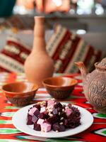 Rote Beete und Käse Salat mit Kiefer Nüsse gekleidet mit Butter. asiatisch Stil foto