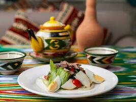 Salat mit Thunfisch. Salat mit Eier, Kräuter, Zwiebeln, Kirsche Tomaten, und Thunfisch. asiatisch Stil foto