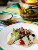 Salat mit Thunfisch. Salat mit Eier, Kräuter, Zwiebeln, Kirsche Tomaten, und Thunfisch. asiatisch Stil foto