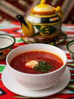Borscht. Russisch Suppe gemacht von Fleisch, Rüben, Kartoffeln und serviert mit sauer Creme. asiatisch Stil foto