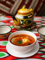 Soljanka. Fleisch Suppe gemacht von Fleisch, geräuchert Fleisch, Oliven und Zitrone, serviert mit sauer Creme. Osten Stil foto