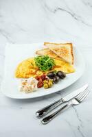 Frühstück von Eier mit Fleisch, Kräuter und Tropfen von Soße mit Brot im ein runden Teller Seite Aussicht foto