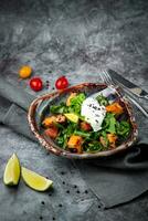 Salat mit rot Fisch, Kräuter und Kalk, Seite Aussicht foto