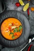 Tom Süßkartoffel Suppe mit Huhn, Kalk, Kirsche Tomaten und Petersilie oben Aussicht foto