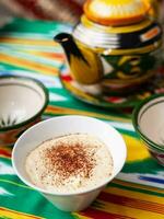 Tiramisu Dessert im orientalisch Stil mit ein Teekanne und ein Tasse zum Tee. foto