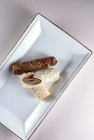 frisch lula Kebab mit Pita-Brot auf ein Weiß Platte. Aussicht von über. Chinesisch Küche foto