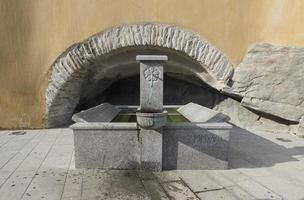 alter Wasserbrunnen oder Bubbler foto