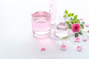 Rose Spa-Behandlungen auf weißem Holztisch