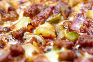 Nahaufnahme von Belag auf hawaiianischer Pizza. Essen und leckeres Konzept. foto