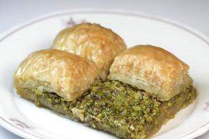 leckeres Pistazien-Baklava auf einem weißen Teller foto