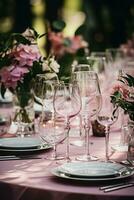 Wein Brille kreativ vereinbart worden mit exotisch Blumen und Laub gefangen im ein Palette von erröten Rosa frisch Minze Grün und beruhigend Lavendel foto