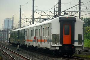 Pendler Linie oder elektrisch Zug im Jakarta, Indonesien foto