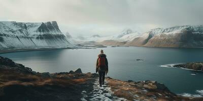 generativ ai, Backpacker im Winter Landschaft, Reisender Mann Tourist mit Rucksack Wandern im Berge foto