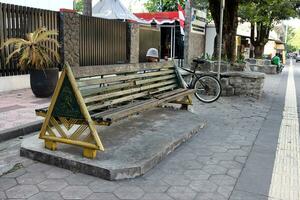 Bank auf das Seite von das Straße im jogjakarta foto