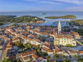 Panorama- Drohne Bild von das kroatisch Hafen Stadt, Dorf von vrsar auf das Limski Fjord von das Kirche Glocke Turm foto