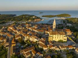 Panorama- Drohne Bild von das kroatisch Hafen Stadt, Dorf von vrsar auf das Limski Fjord von das Kirche Glocke Turm foto