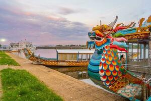traditionell Drachen Boot im Farbton Vietnam foto