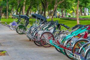 Rikscha lokal Transport zum Touristen. im Vietnam foto