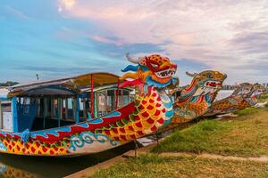 traditionell Drachen Boot im Farbton Vietnam foto