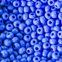 Nahaufnahme von vielen blauen Perlen zufällig verteilt.
