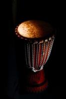 Djembe. typisch afrikanische Percussion auf schwarzem Hintergrund foto