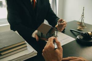 Rechtsanwalt, legal Berater, Geschäftsmann Brainstorming Information auf Zustimmung Einzelheiten Geschäft Verträge im legal wird bearbeitet Bücher zum Richtigkeit im Vertrag Unterlagen. Joint finanziell Investition. foto