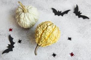 Draufsicht auf Halloween-Handwerk, Kürbisse, Fledermaus und Spinnen foto
