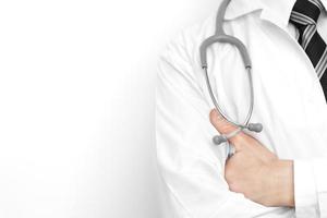 männlicher Arzt mit medizinischem Stethoskop auf weißem Hintergrund