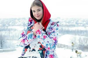 jung Frau halten Snowboard auf ihr Schultern foto