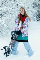 jung Frau halten Snowboard auf ihr Schultern foto