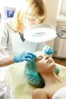 Kosmetikerin macht das Verfahren Mikrostrom Therapie Schönheit Salon foto