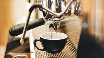 Espressomaschine, die einen Kaffee brüht foto