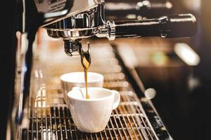 Espressomaschine, die einen Kaffee brüht