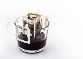Tropf- oder Brühkaffee, Tropfbeutel mit frischem Kaffee, Morgenkaffee-Tropf foto