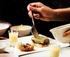 Koch kochen, Koch bereitet Essen in der Küche zu foto