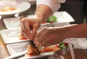 Koch kochen, Koch bereitet Essen in der Küche zu foto