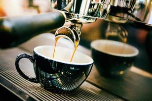 Kaffeemaschine, die frischen Kaffee in der Tasse zubereitet foto