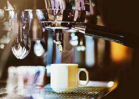 Espressomaschine, die einen Kaffee brüht