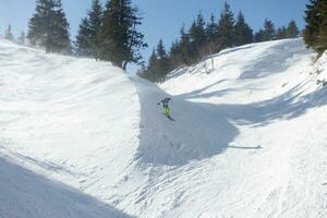 Skifahrer im Berge, bereit Piste und sonnig Tag foto