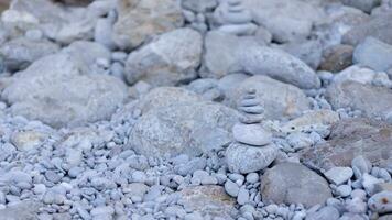 Stapel balancieren Kieselstein Steine Schwimmbad mit aus foto