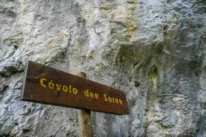 covolo dee wund Zeichen Nächster zu das Felswand foto