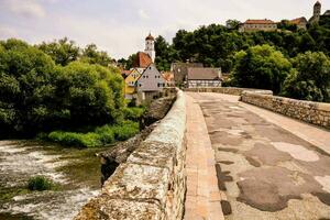 Brücke über den Fluss foto