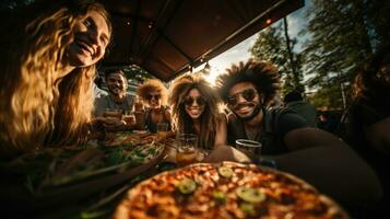 Gruppe von jung Menschen haben Spaß während Essen Pizza beim ein Essen Festival, Aktion Kamera schießen. foto