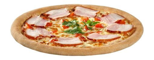 Nahansicht von Pizza mit Sahne Käse Soße, Speck, Tomaten und Grüns isoliert auf Weiß foto
