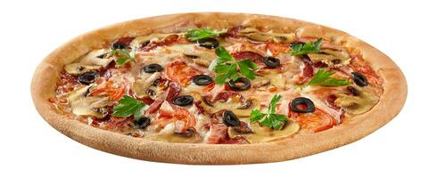 Pizza mit Schinken, Speck, Salami, Pilze, Tomaten und Oliven isoliert auf Weiß foto