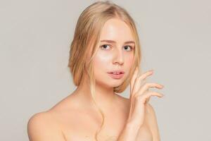 schön jung Frau mit sauber frisch Haut berühren besitzen Gesicht foto