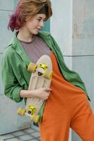 Skateboardfahrer jung Frau mit Skateboard. Skateboarding Konzept. foto