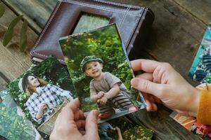 Frau sieht aus beim gedruckt Fotos zum Familie Bild Album.